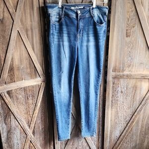 WallFlower Ladies Flirty Curvy Jeans